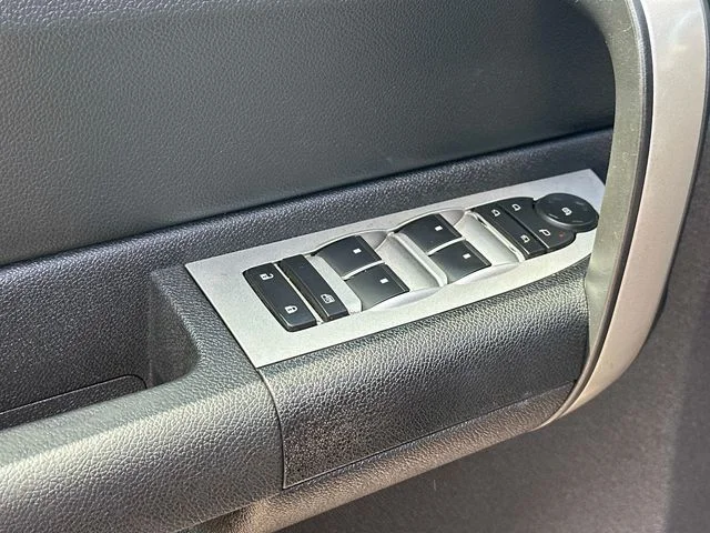 Used 2009 Red Chevrolet LT image 15