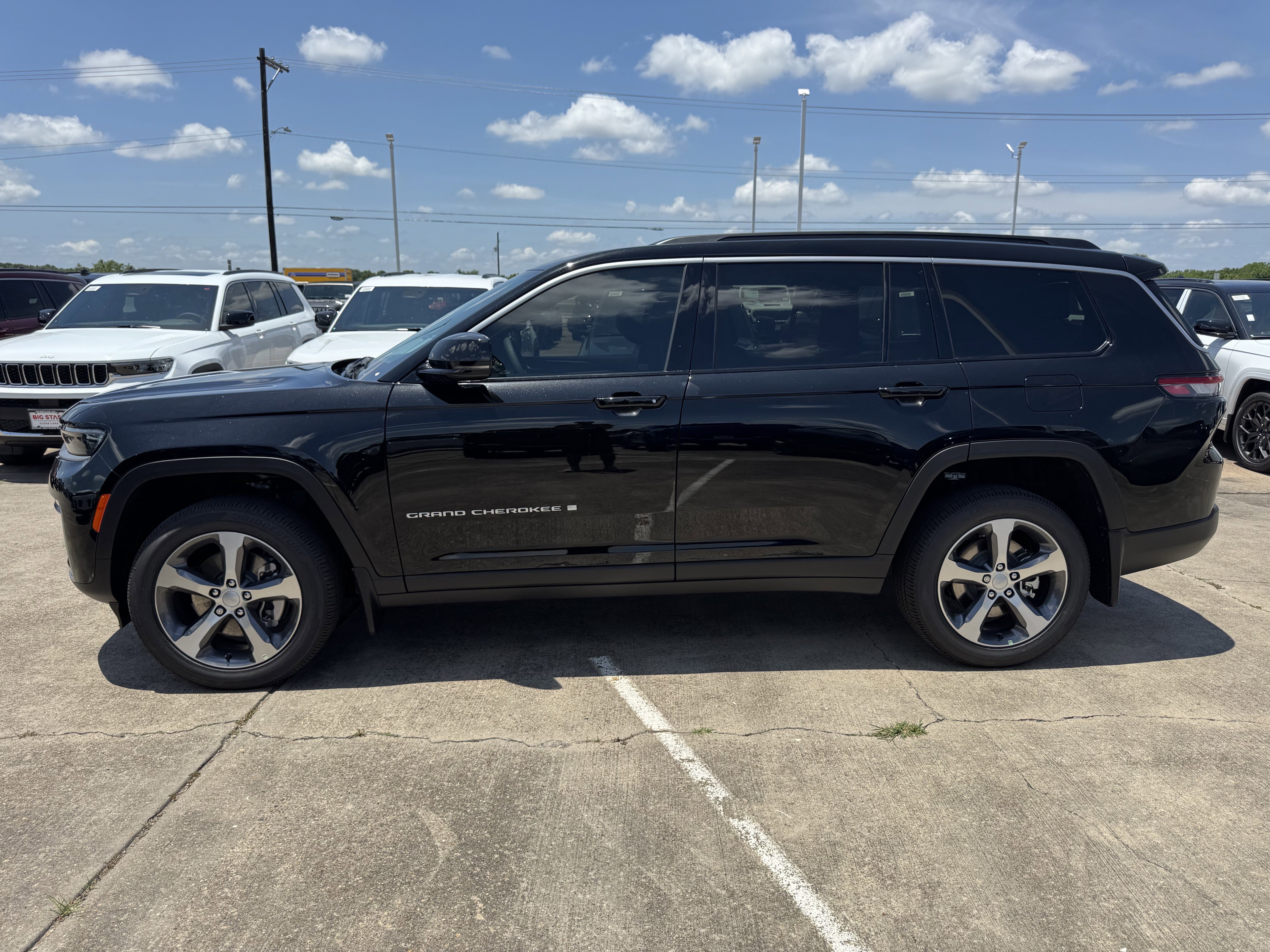 New 2026 Diamond Black Crystal Pearl-Coat Exterior Paint Jeep Limited image 6