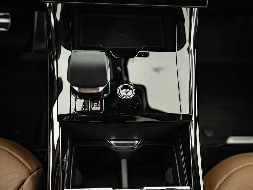 New 2026 Santorini Black Metallic Land Rover Dynamic SE image 37
