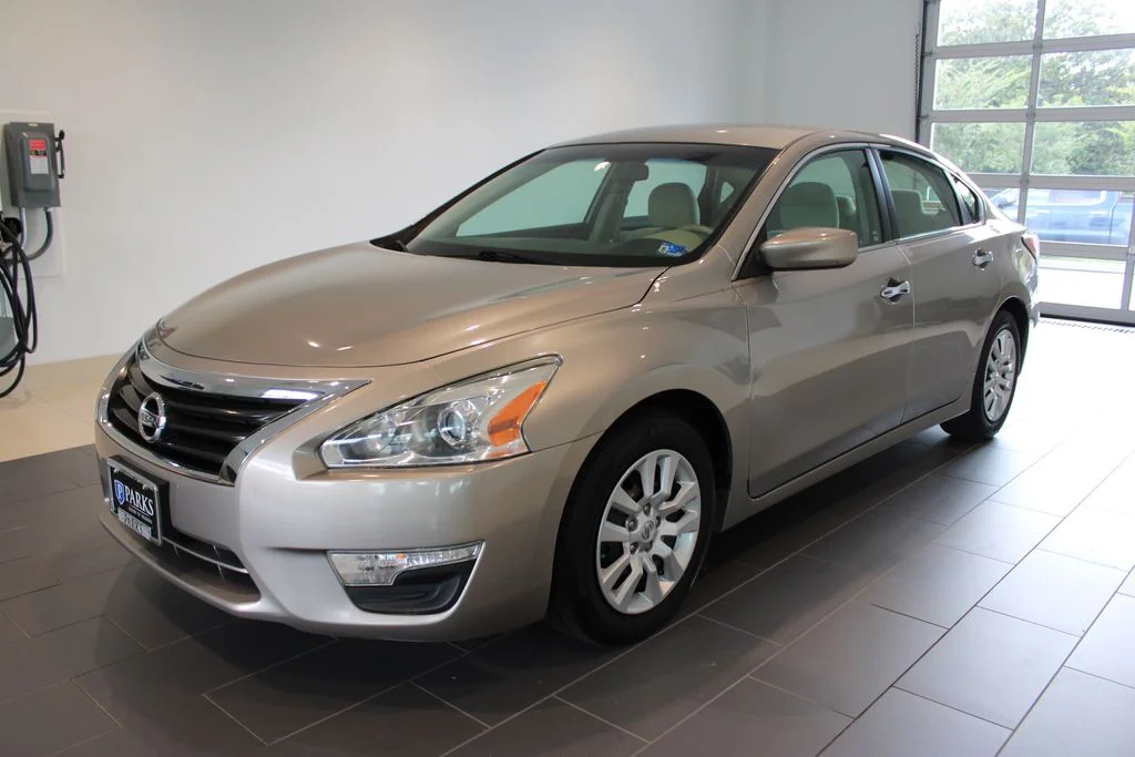 Used 2014 Saharan Stone Nissan 2.5 S image 12