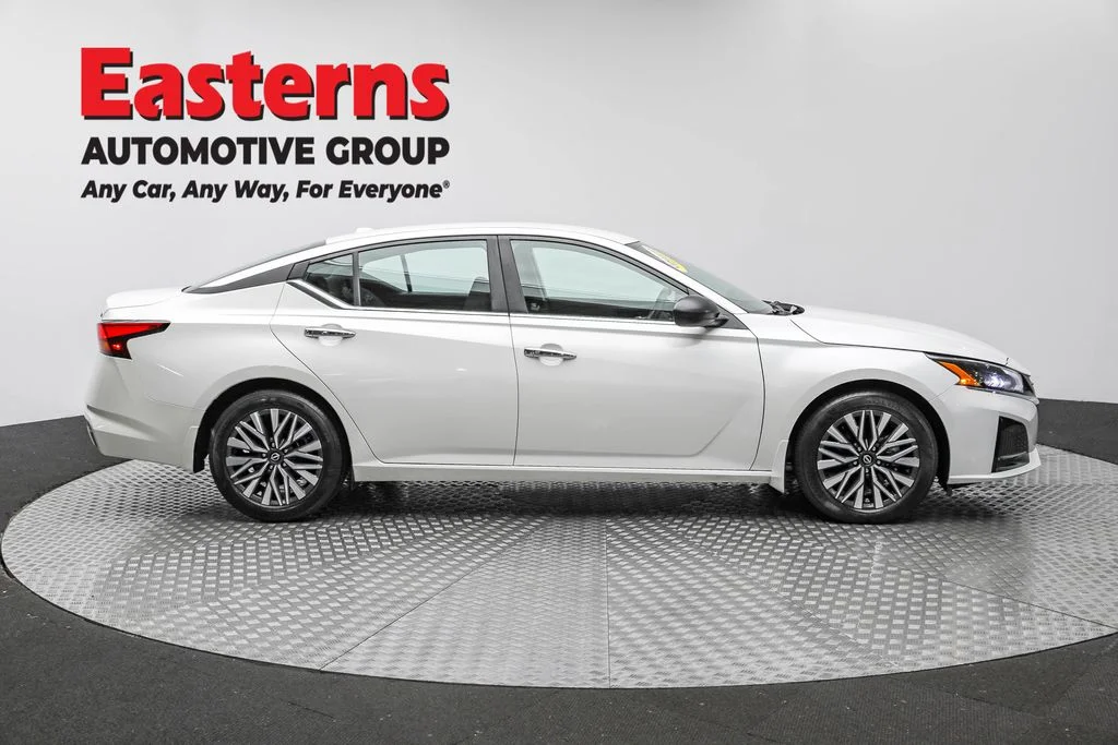 Used 2024 White Nissan 2.5 SV image 4