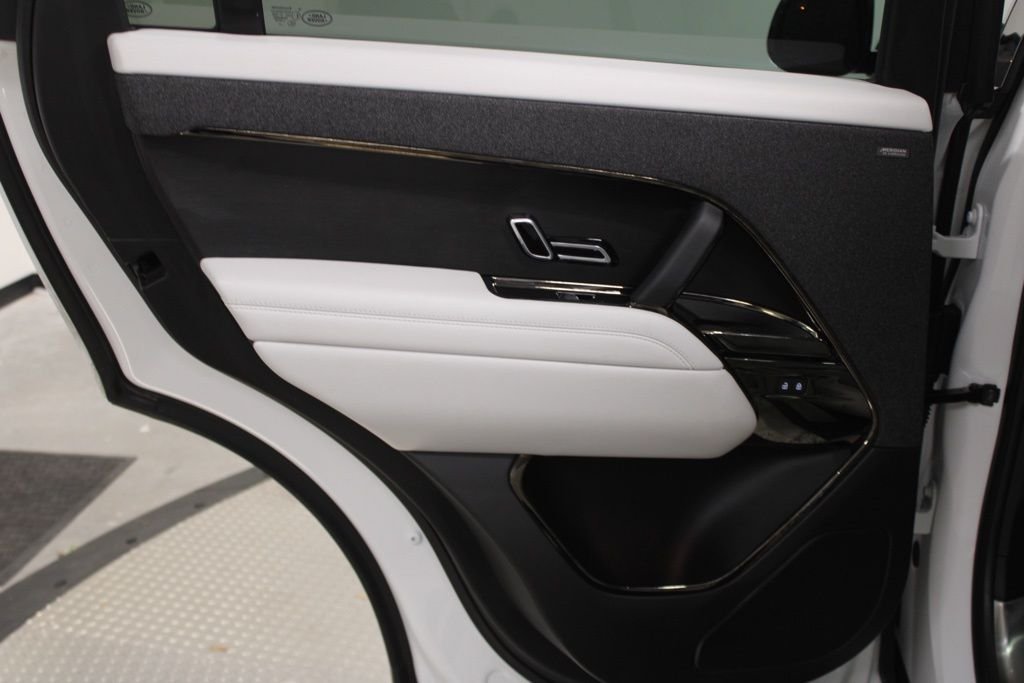 Used 2024  Land Rover SE image 38