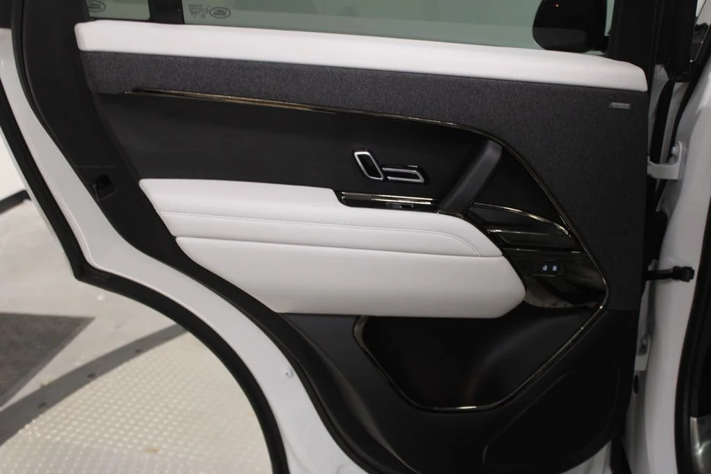 Used 2024 White Land Rover SE image 38