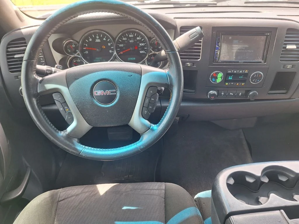 Used 2013 White GMC SLE image 17