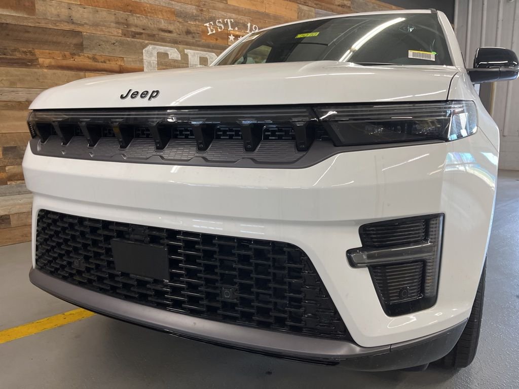 New 2026 Bright White Clear-Coat Exterior Paint Jeep Limited Altitude image 9