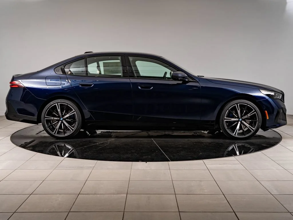 New 2027 Tanzanite Blue II Metallic BMW 550e xDrive image 11