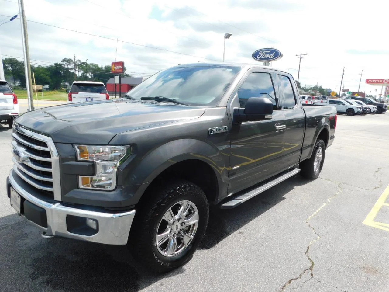 Used 2016 Magnetic Ford 4WD SuperCab 145 in XLT image 4