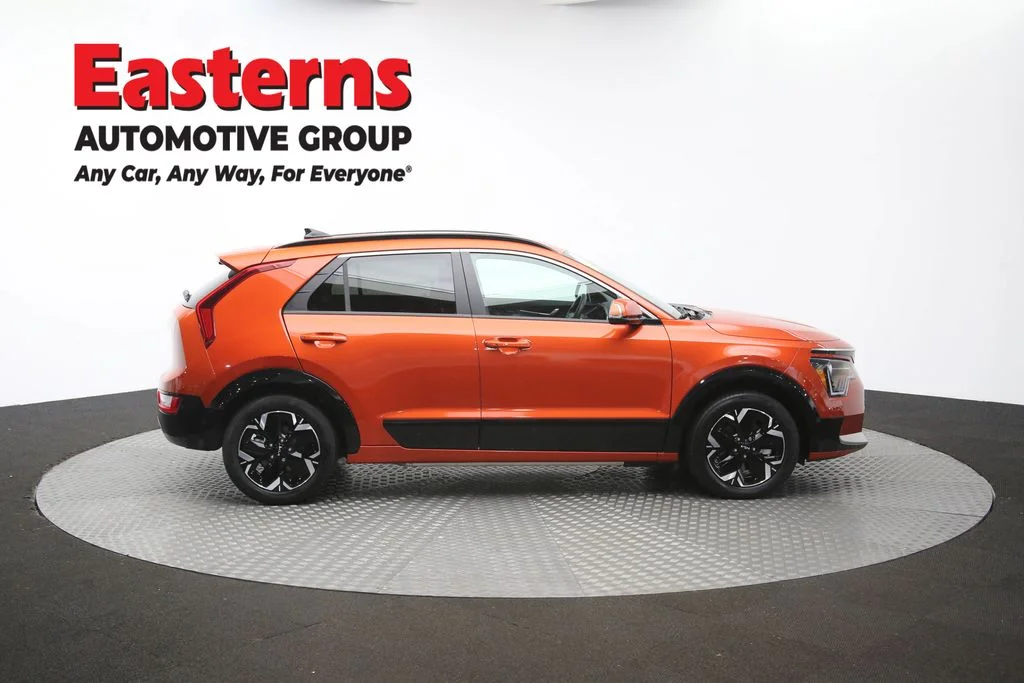 Used 2023 Red Kia Wind image 43