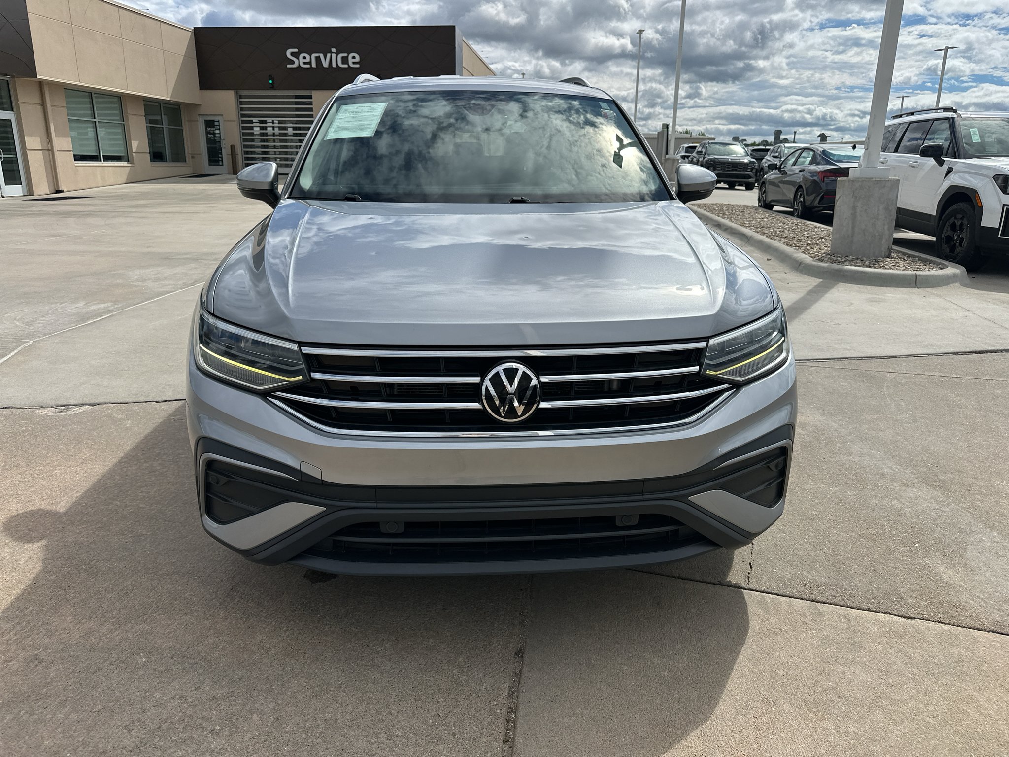 Used 2023 Pyrite Silver Metallic Volkswagen SE image 13