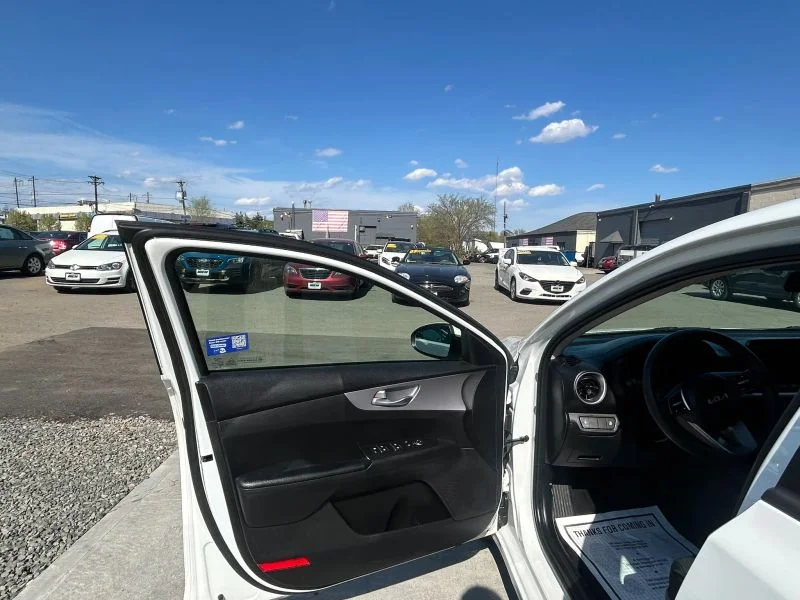 Used 2023 White Kia LX Sedan 4D image 32