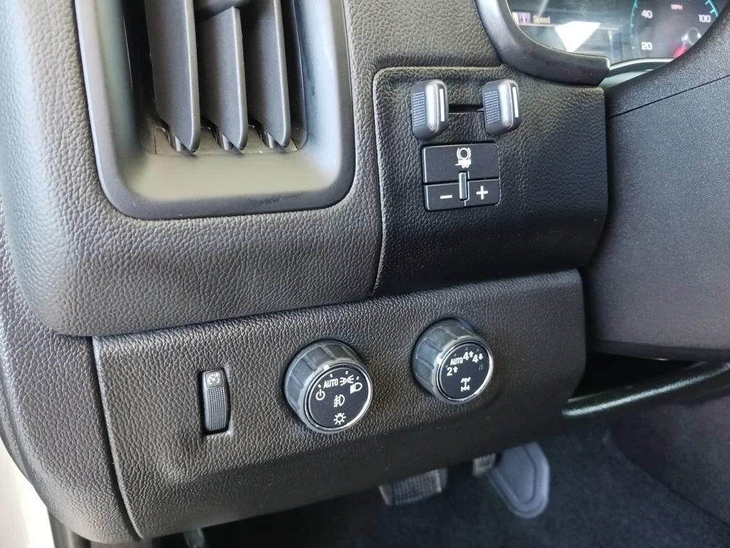Used 2018 SILVER ICE METALLIC Chevrolet 4WD LT image 36