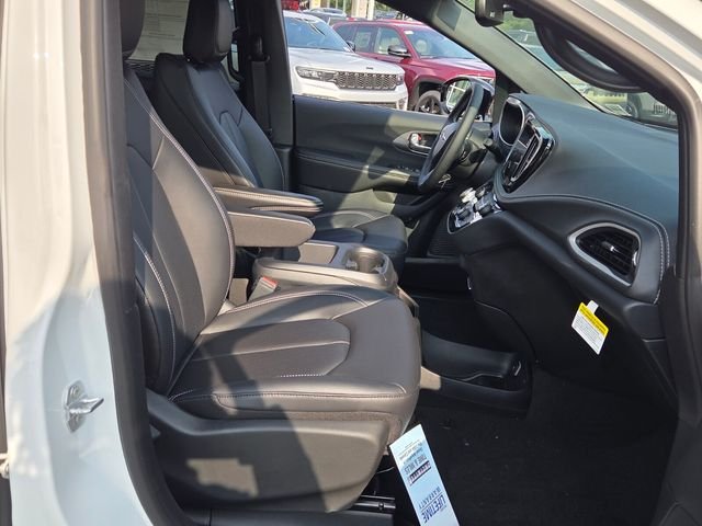 2026 Chrysler Pacifica Select - Photo 17
