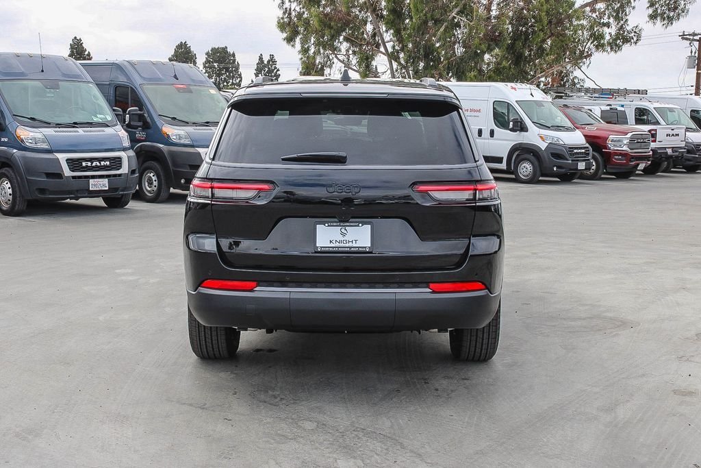 New 2026 Diamond Black Crystal Pearlcoat Jeep Altitude image 8