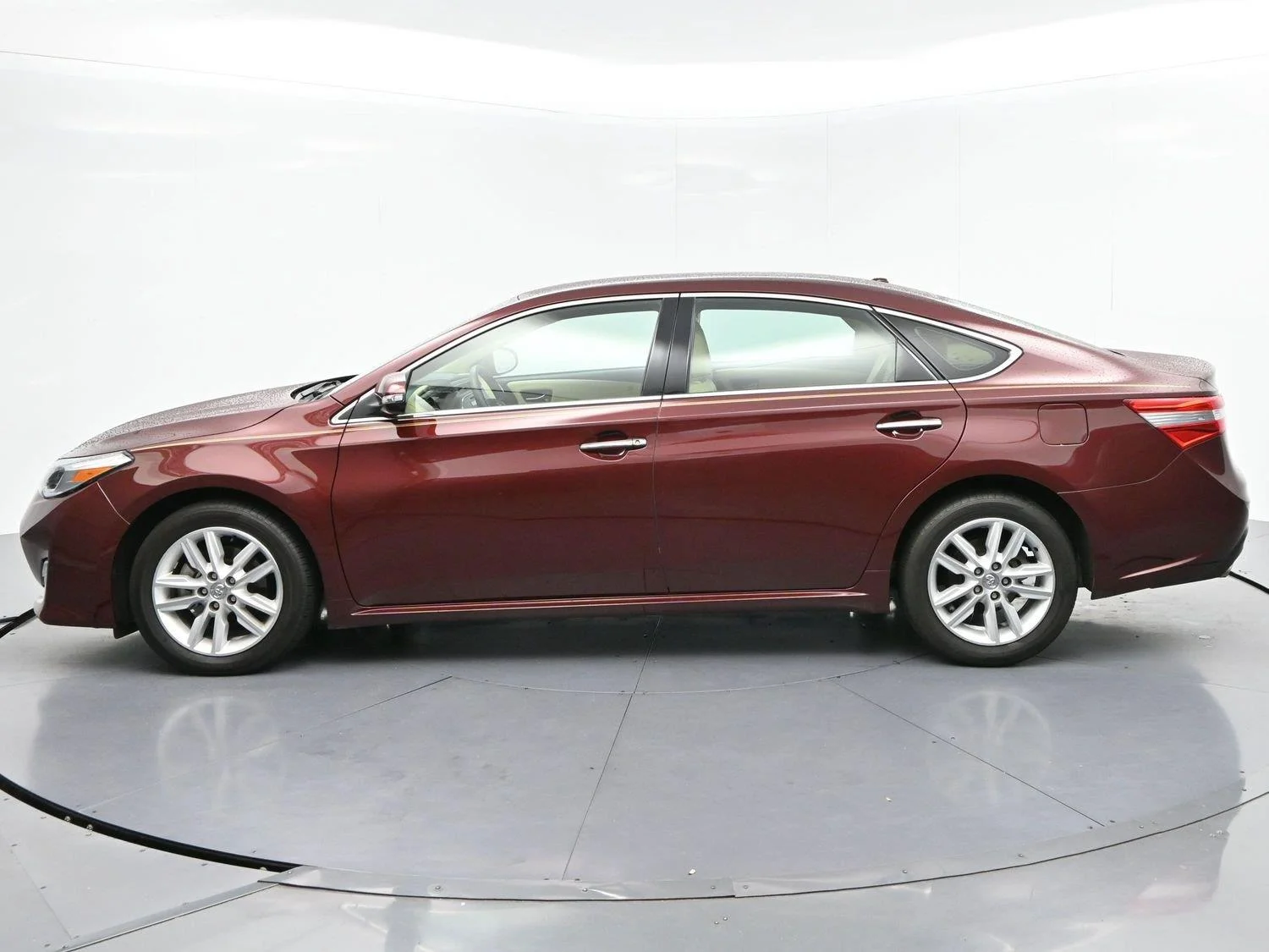 Used 2015 Ooh La La Rouge Mica Toyota XLE image 4