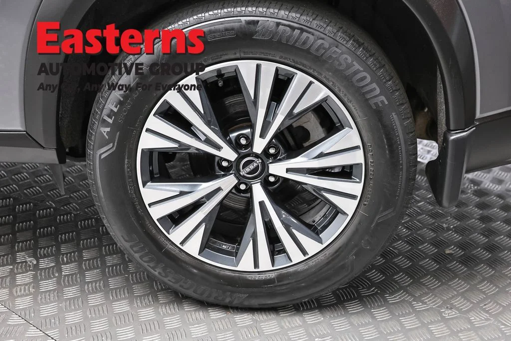 Used 2023 Gray Nissan SV image 8