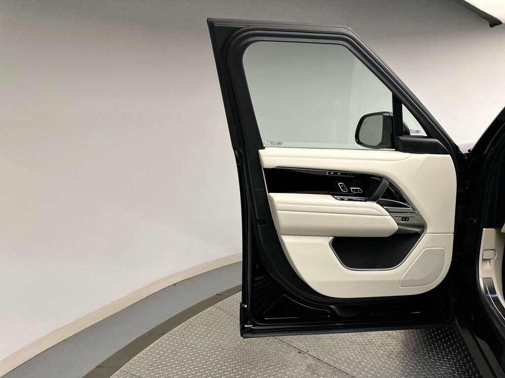 Used 2025 Santorini Black Metallic Land Rover SE image 8