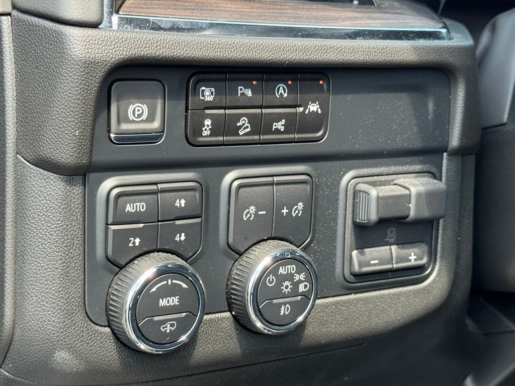 Used 2025 Gray Chevrolet Z71 image 22