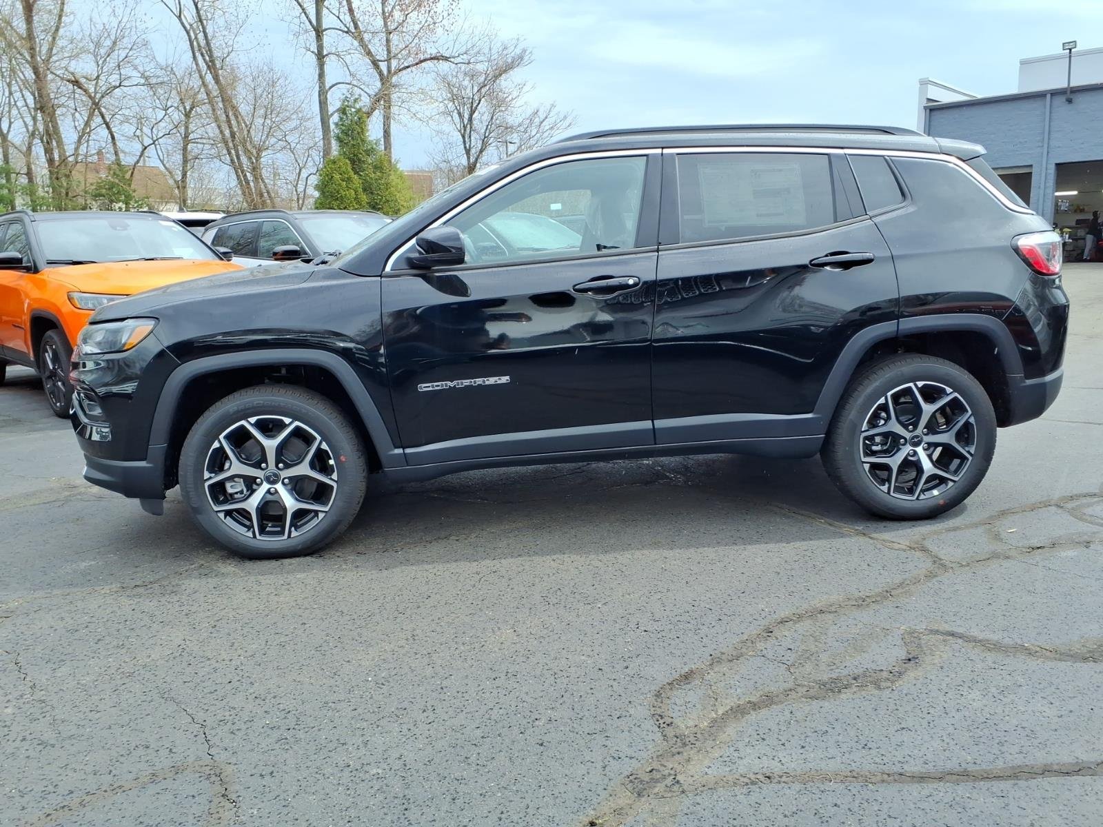 New 2026 Diamond Black Crystal Pearl-Coat Exterior Paint Jeep Limited image 6