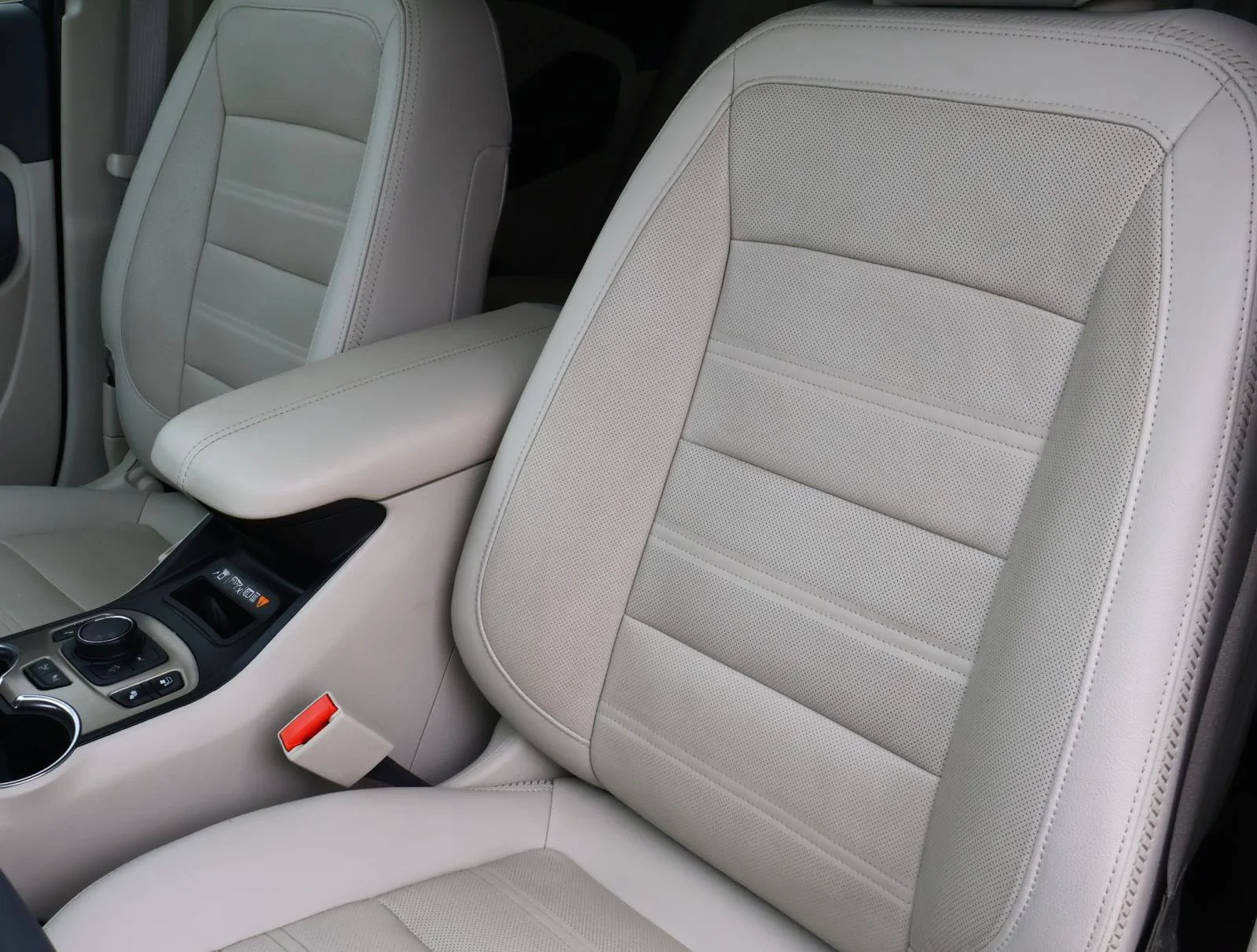 Used 2024 White Frost Tricoat GMC Denali image 13