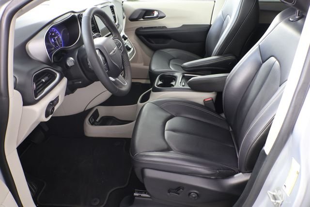 Used 2023 Silver Mist Clearcoat Chrysler Touring L image 18