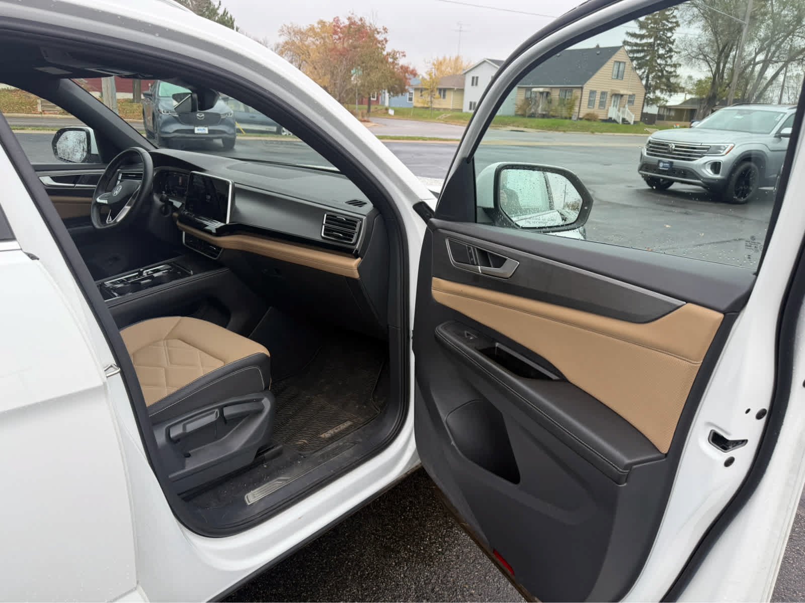 Used 2024 White Volkswagen 2.0T SE w/Technology image 8