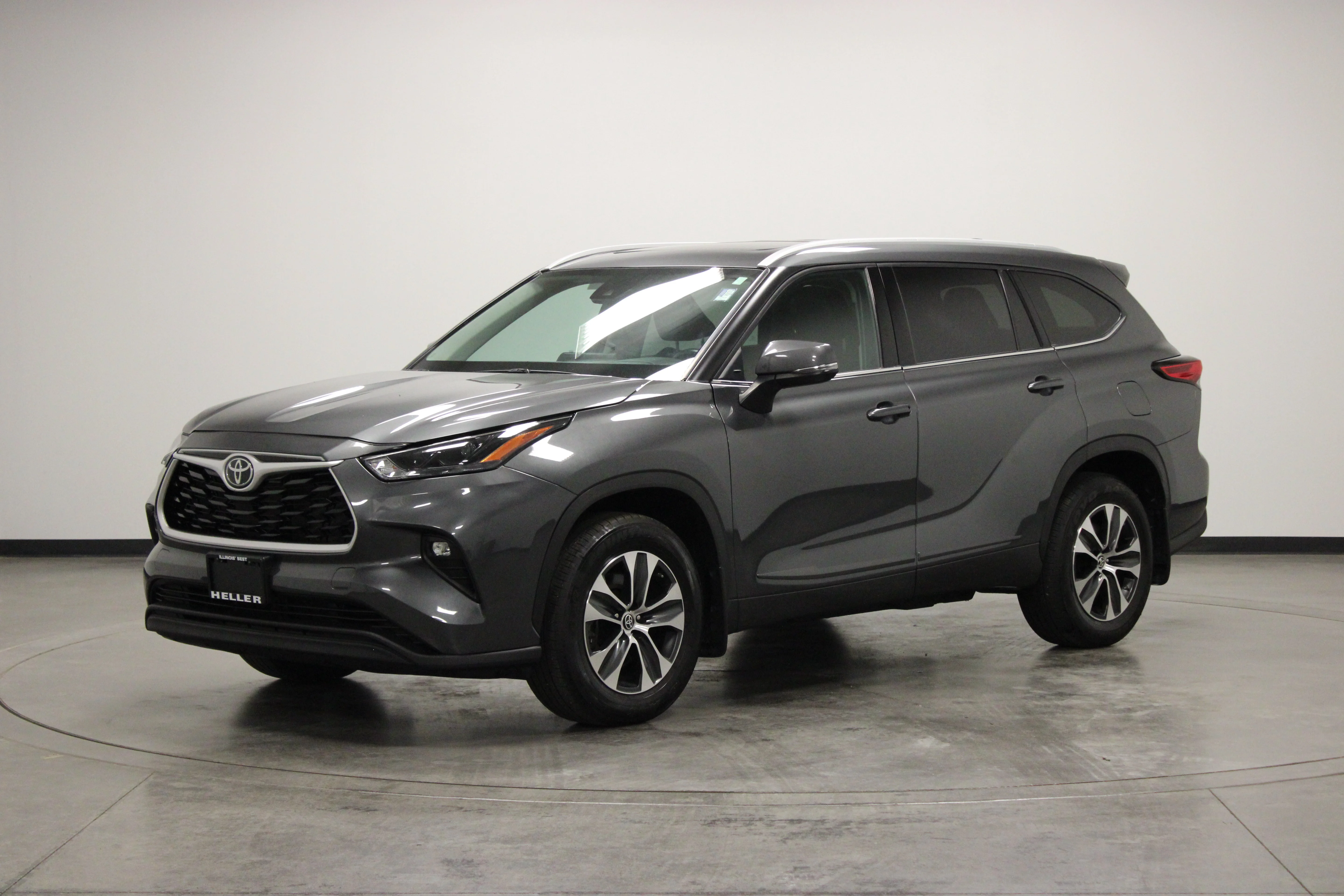 Used 2022 Magnetic Gray Metallic Toyota XLE image 4