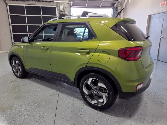 Used 2023 Green Hyundai SEL image 7