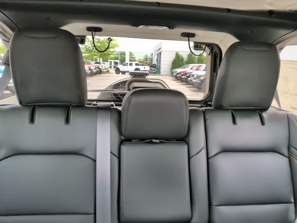 New 2026 Bright White Clear-Coat Exterior Paint Jeep Sahara image 23