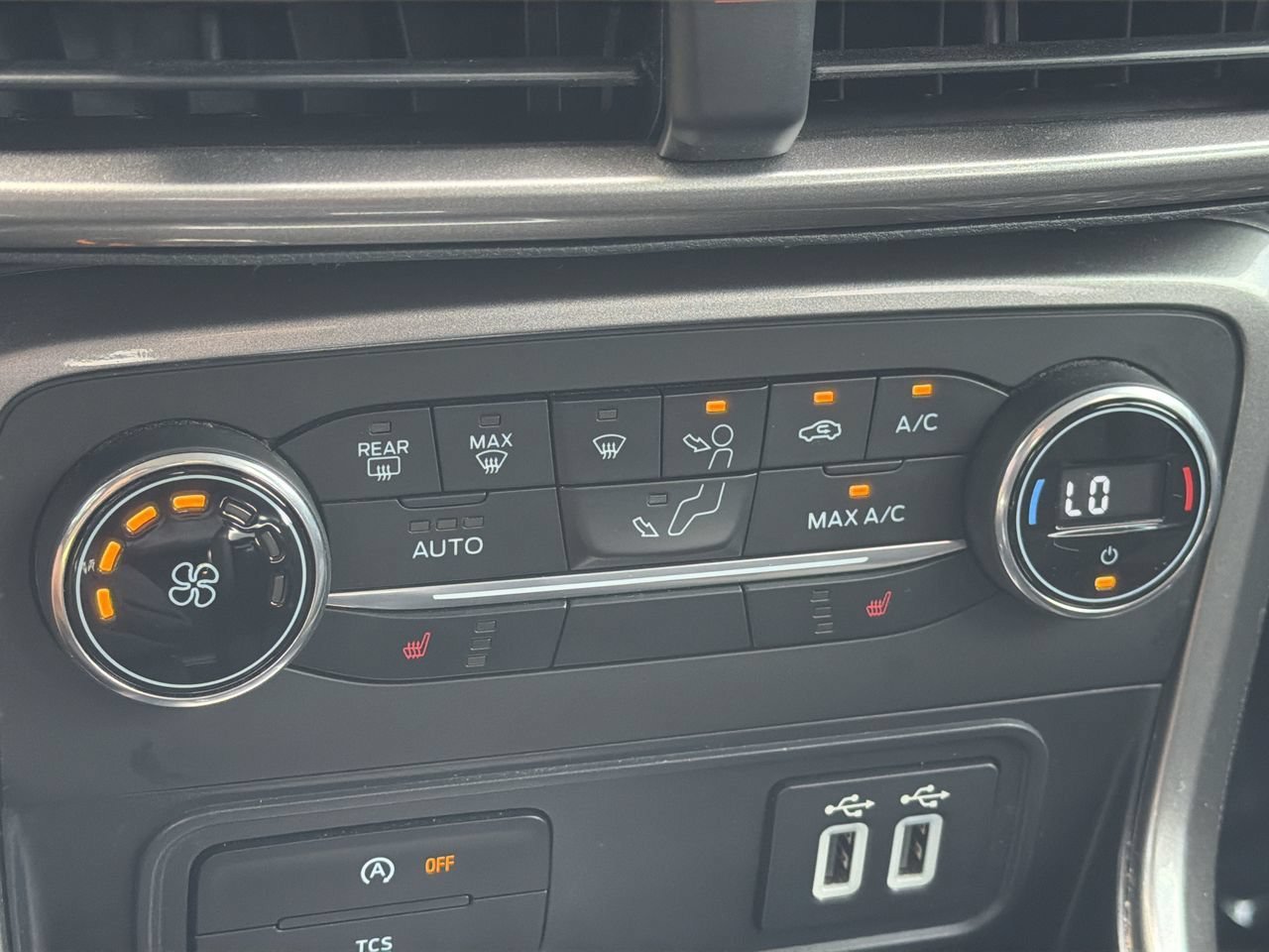 Used 2020 Blue Candy Ford SE image 23