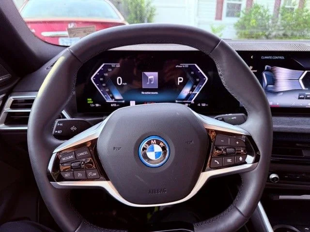 Used 2025 Skyscraper Grey Metallic BMW xDrive40 image 2