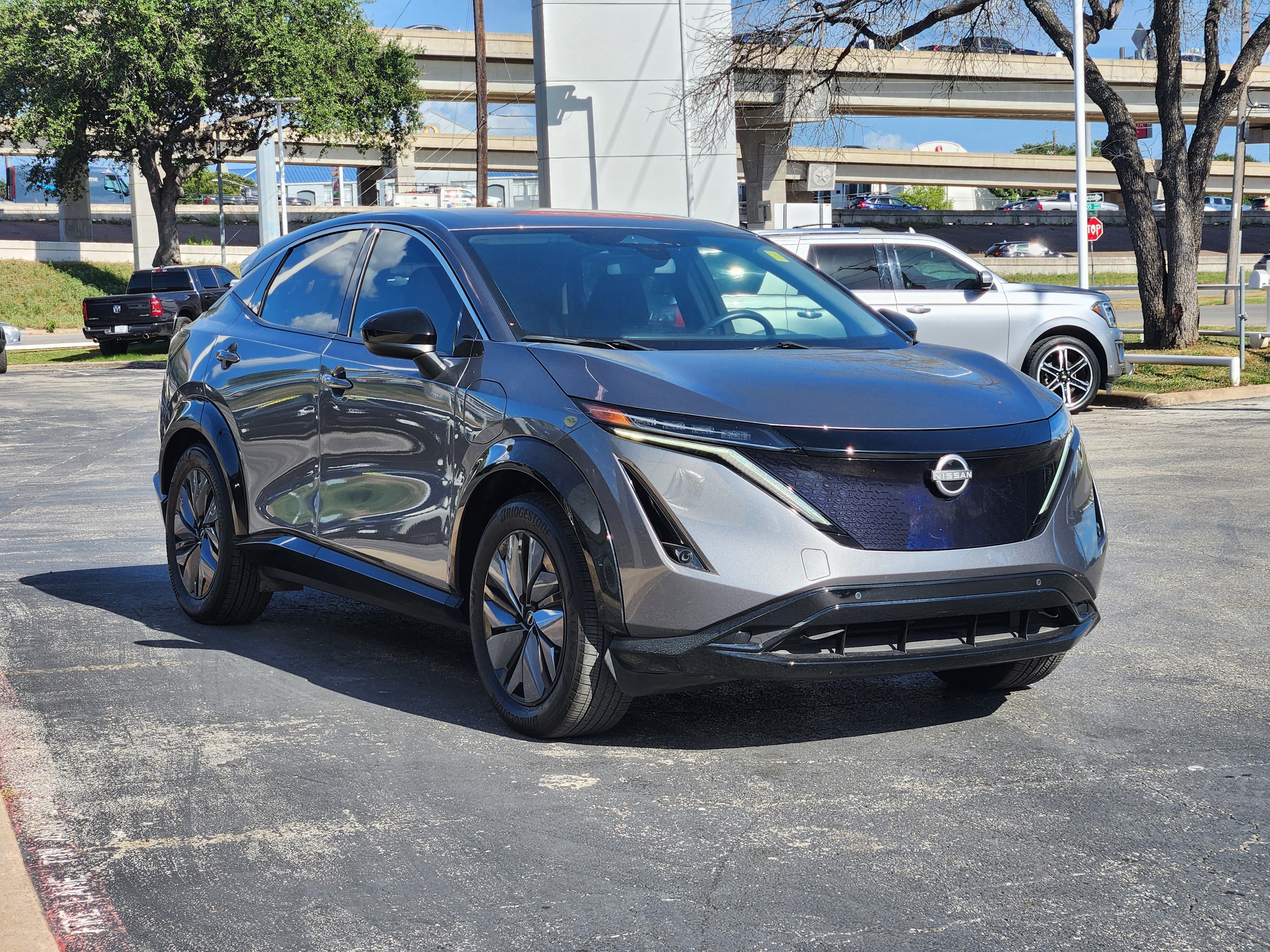 Used 2023 Gun Metallic Nissan Engage image 3