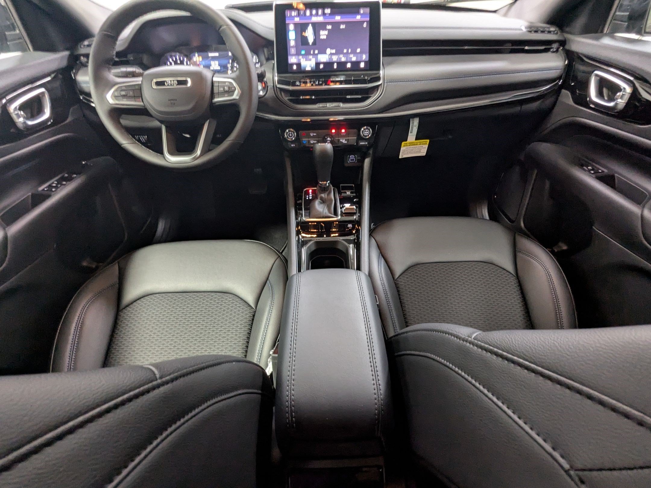 New 2026 Diamond Black Crystal Pearl-Coat Exterior Paint Jeep Latitude image 16