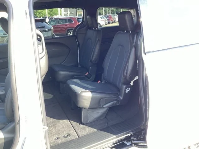 New 2027 Bright White Clearcoat Chrysler SELECT AWD image 17