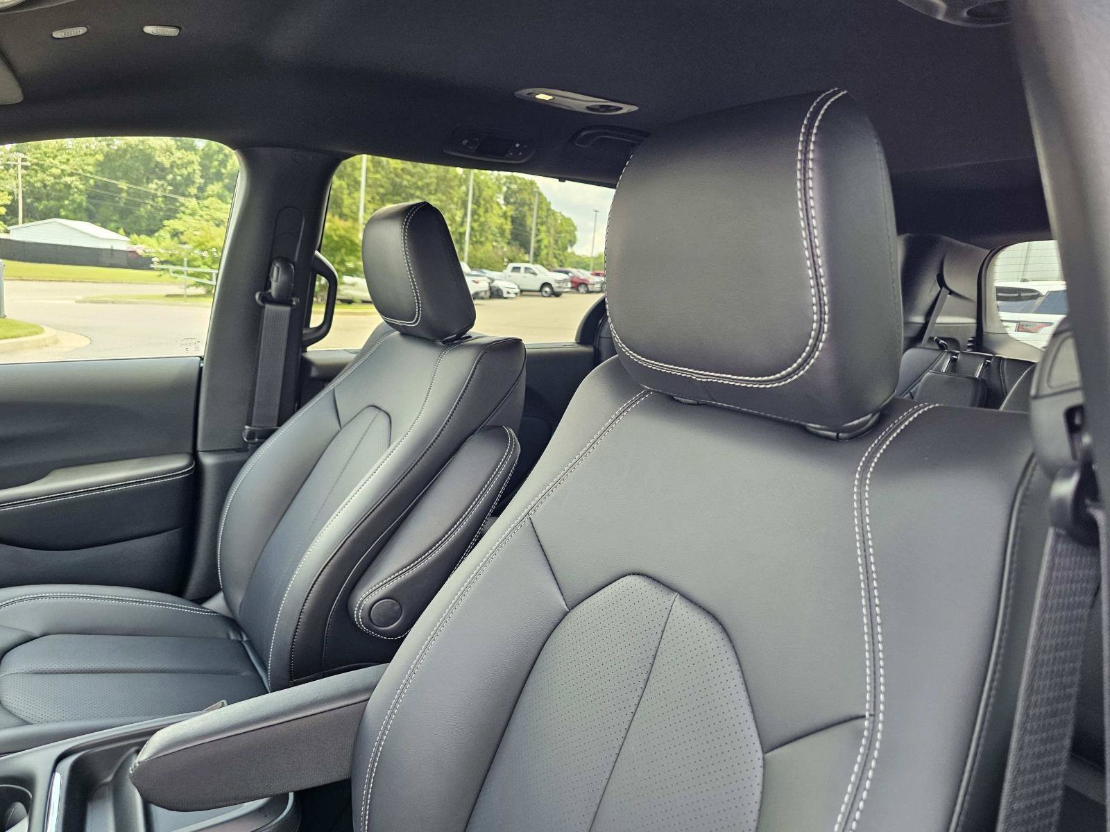 New 2027 Diamond Black Crystal Pearlcoat Chrysler Select image 17
