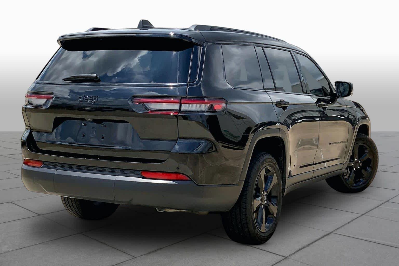 Certified Used 2023 Diamond Black Jeep Altitude image 13