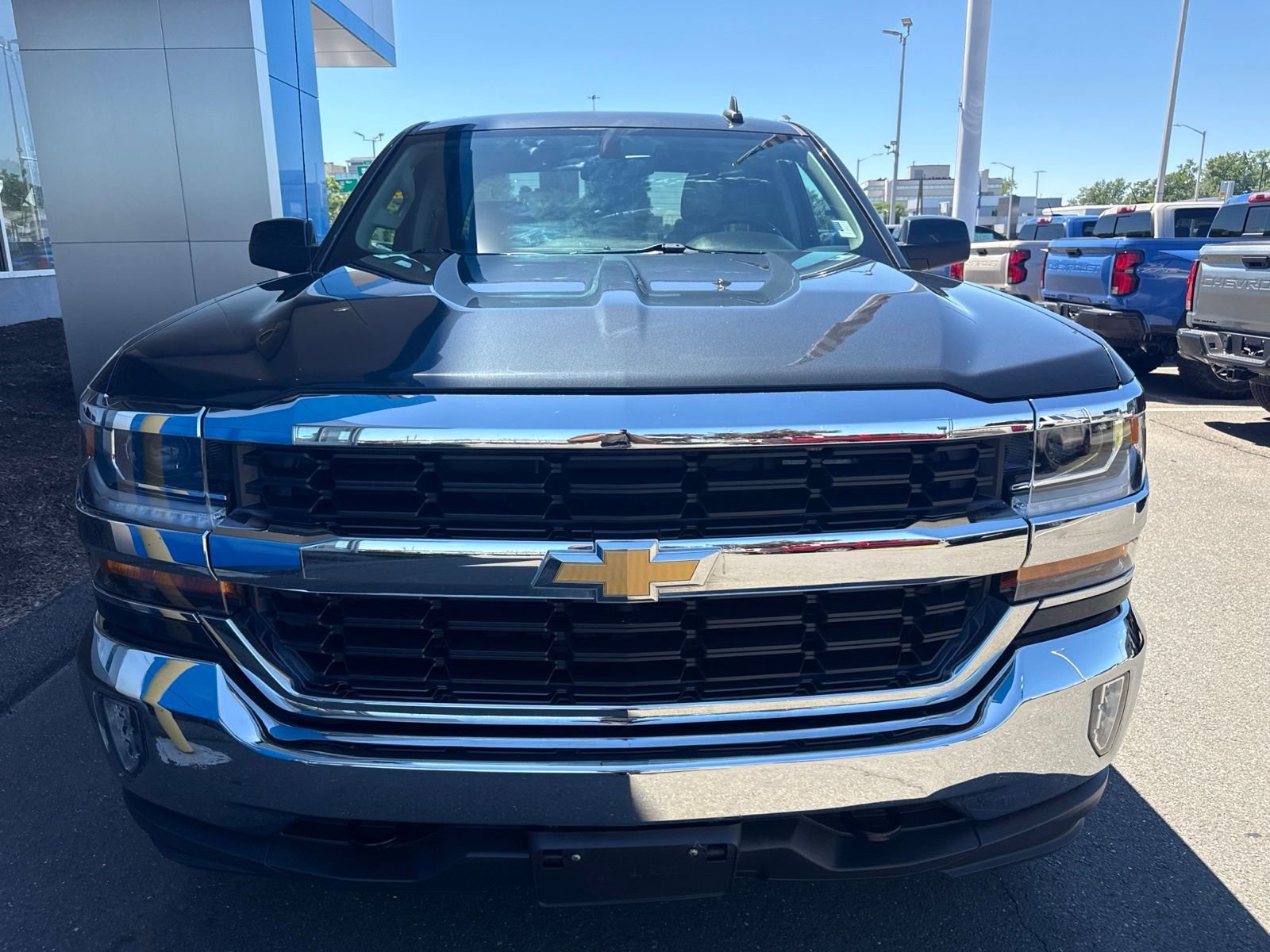 Used 2019 GRAPHITE METALLIC Chevrolet LT image 3