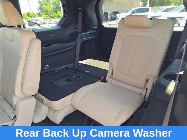 Used 2023  Jeep Limited image 16