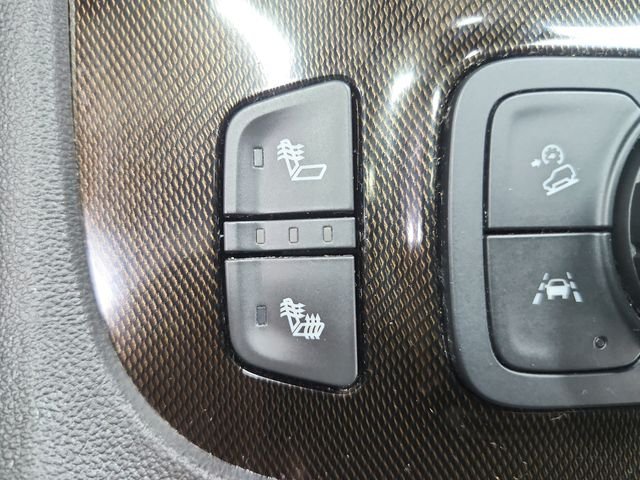 Used 2023 White GMC AT4 image 34