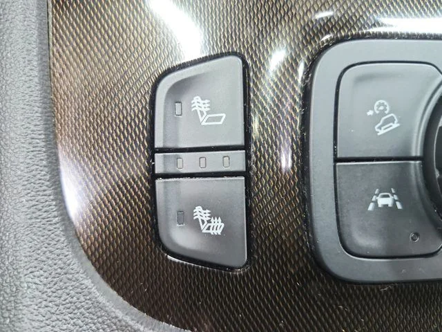 Used 2023 White GMC AT4 image 34