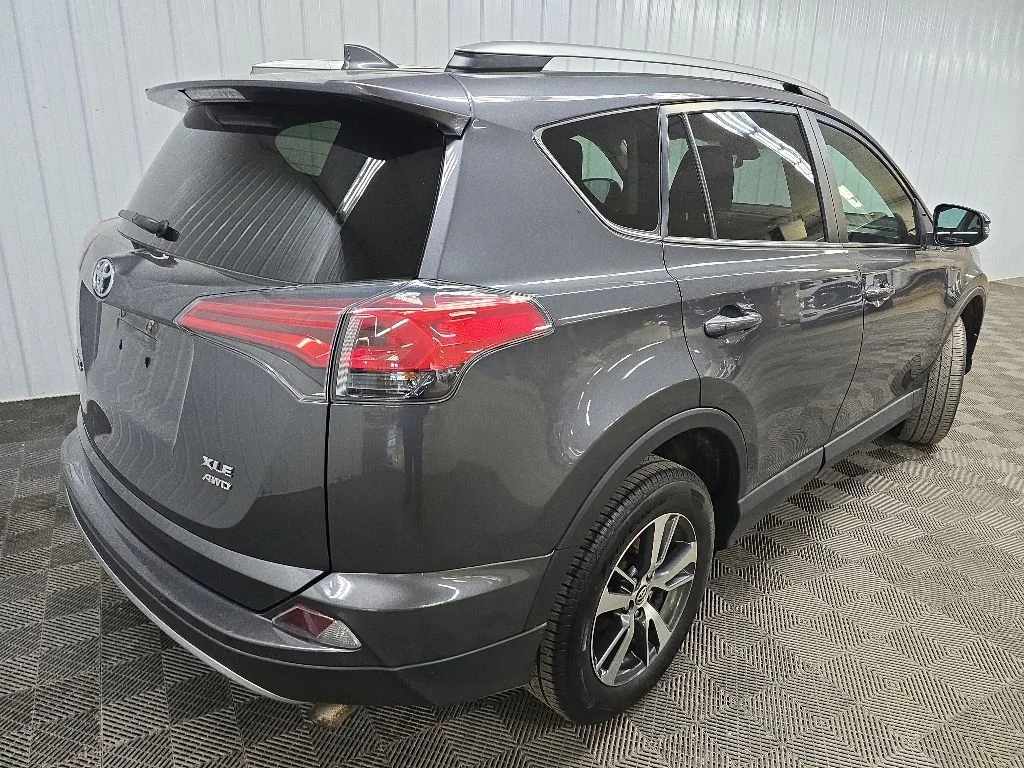Used 2018 Gray Toyota XLE image 10