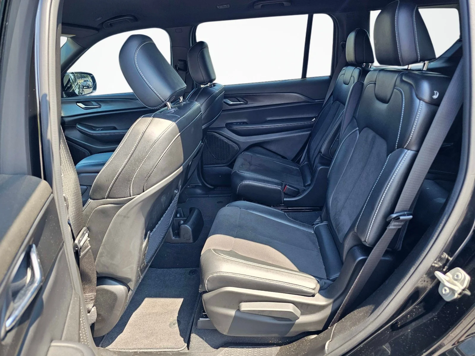 Used 2024 Diamond Black Crystal Pearlcoat Jeep Altitude image 30