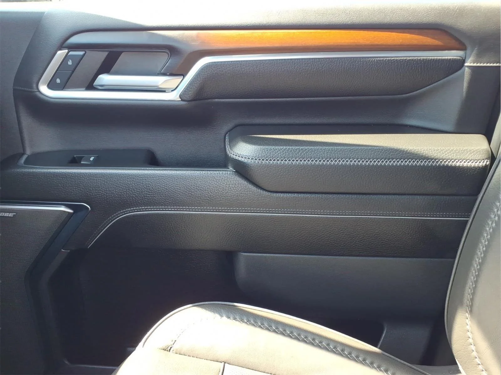 Used 2024 Onyx Black GMC Denali DRW image 25