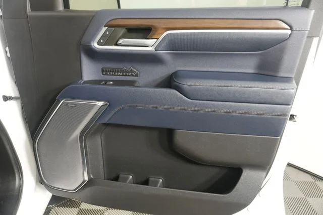 Used 2022 Iridescent Pearl Tricoat Chevrolet High Country image 39