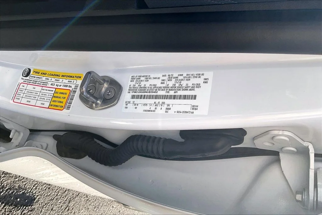 Certified Used 2022 Oxford White Ford SE image 33