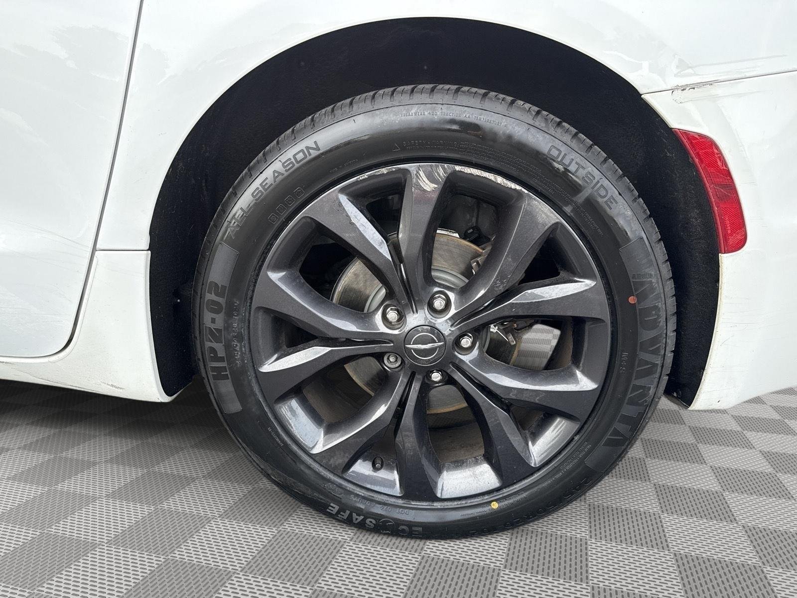 Used 2018 Bright White Clearcoat Chrysler Limited image 18