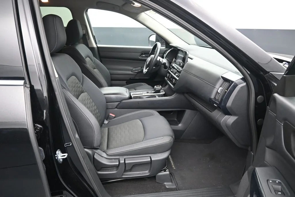 2025 Nissan Pathfinder SV - Photo 11
