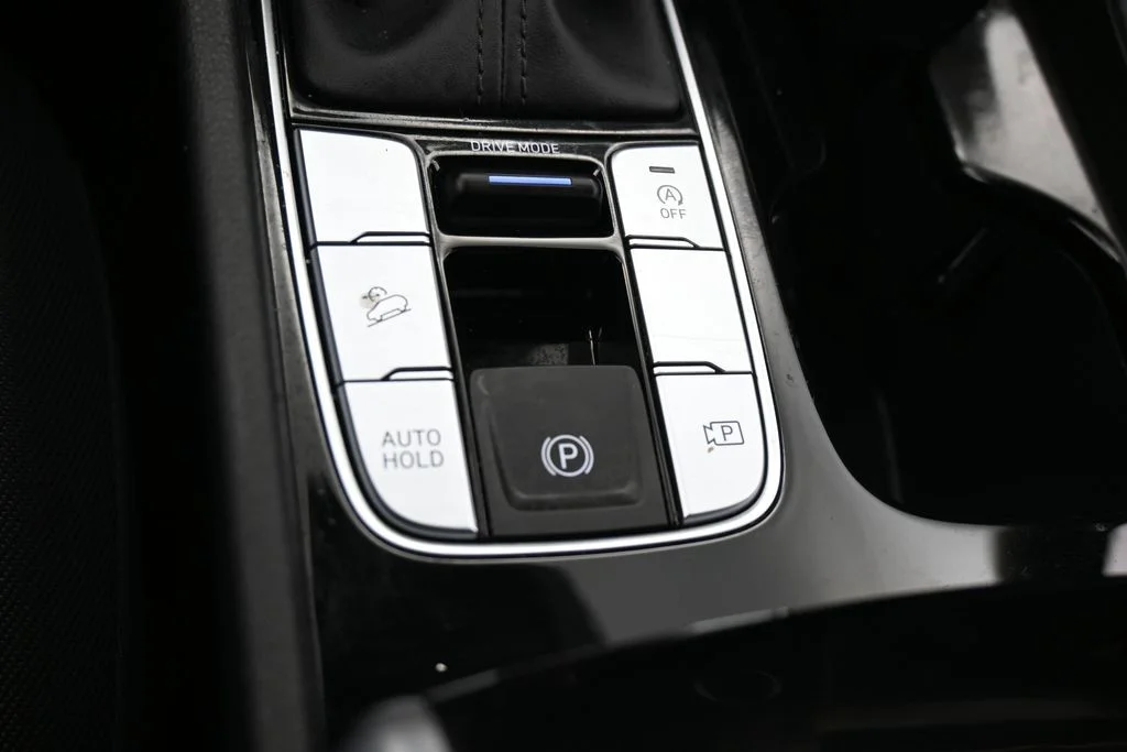 Used 2024 White Pearl Hyundai SE image 21