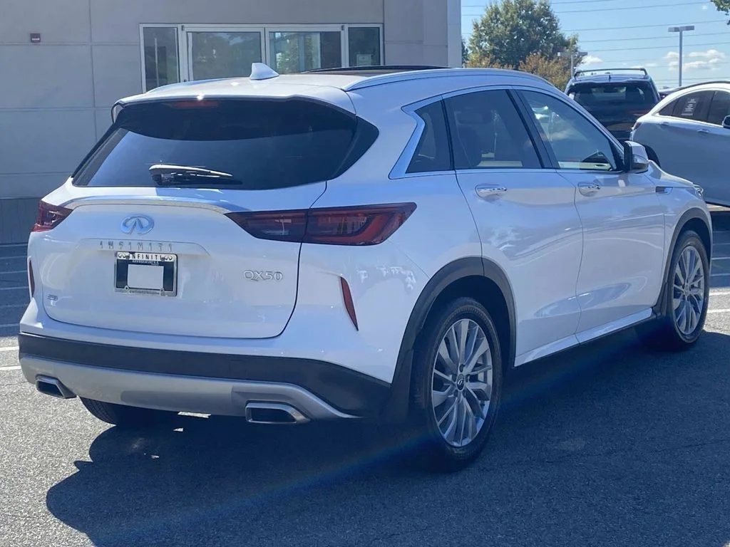 Used 2025 White INFINITI LUXE image 4
