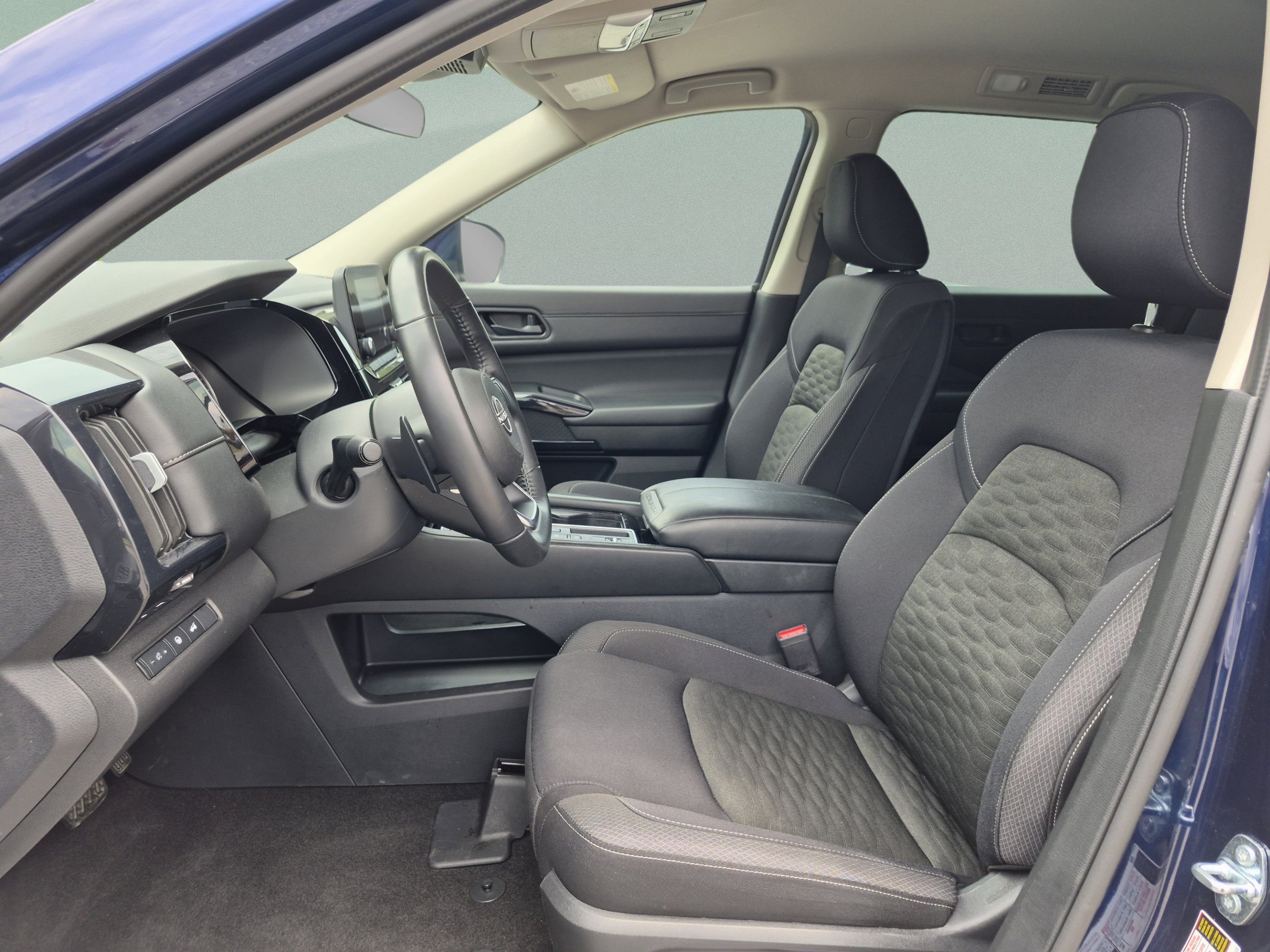 2025 Nissan Pathfinder SV - Photo 17
