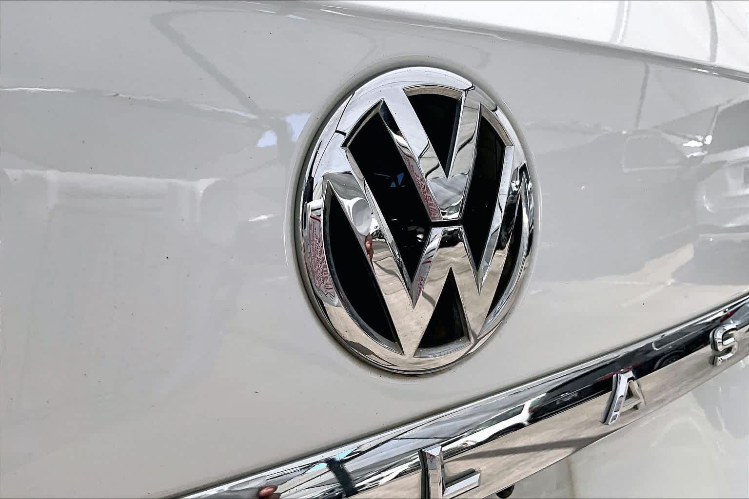Used 2020 Pure White Volkswagen 3.6L V6 SE w/Technology R-Line image 31